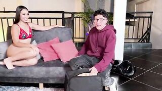 Rappi delivery chap bangs eighteen-year-old Colombian honey when this babe suggests him an supplementary tip for his service!