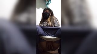 WHAT A SOAKED CUNT U'VE!! I SEE MY STEPMOTHER AND THIS BABE EXCITEDLY TOUCHES HER LARGE SHAWED CUNT