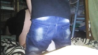 Metiendole los dedos a puta por la concha con tanga rosa