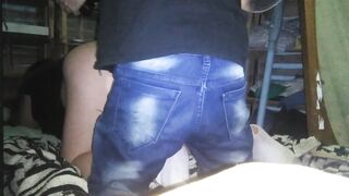 Metiendole los dedos a puta por la concha con tanga rosa