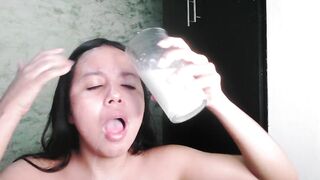 Enorme fiesta de leche, con una mojada sopresa al last
