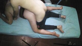 Le subo su pollera a rallas le corro la tanga de lado y me pongo lubricante para metersela