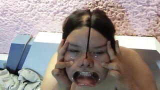 Con la verga en la cara y el jizz en los ojos