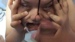 Con la verga en la cara y el jizz en los ojos