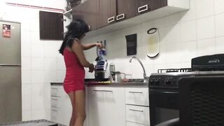 la puta de mi mujer le encanta que la grabe mientras me chupa el pene