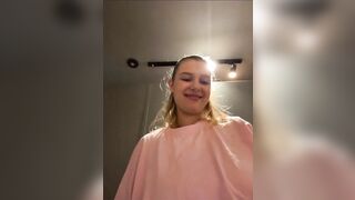 Jucielussie masturbating in public gym