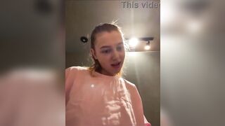 Jucielussie masturbating in public gym