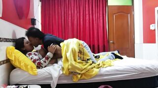 Me lame las tetas y me hace mojar