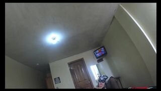 Mi madrastra me premia por sacarle unas pictures sensuales para sus amantes y me enseña a masturbarme