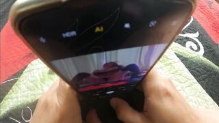 Mi madrastra me premia por sacarle unas pictures sensuales para sus amantes y me enseña a masturbarme