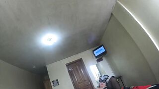 Mi madrastra me premia por sacarle unas pictures sensuales para sus amantes y me enseña a masturbarme