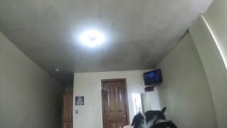 Mi madrastra me premia por sacarle unas pictures sensuales para sus amantes y me enseña a masturbarme