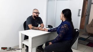 Llegando un buen trato con el director del colegio de mi hijastra - Porno en Español