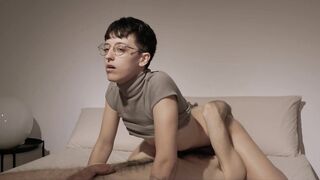 Se corre sin estímulo mientras me come el coño - Pareja romántica