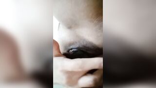 Chica latin babe se masturba con sus dedos y le envía el movie scene a su vecino