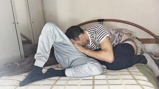 MI COMPAÑERO DE PISO ME HACE COSQUILLAS Y LUEGO..