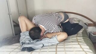 MI COMPAÑERO DE PISO ME HACE COSQUILLAS Y LUEGO..