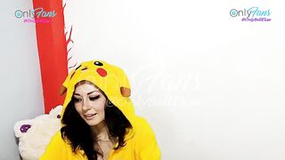 Pijamada con mi padrastro mientras su esposa esta aun lado, me deja llena de lechita