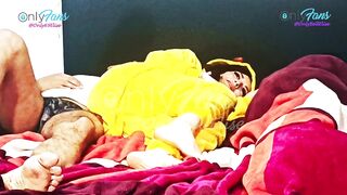 Pijamada con mi padrastro mientras su esposa esta aun lado, me deja llena de lechita