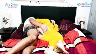 Pijamada con mi padrastro mientras su esposa esta aun lado, me deja llena de lechita