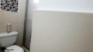 Observo a la cachonda de mi madrastra mientras se baña - Parte 1 - Porno en Español