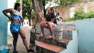 se le fue el agua a la vecina y yo le deje humectada la pussy