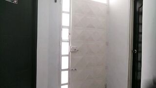 llamo al plomero para revisar la cañería y termina revisando mi coño peludo