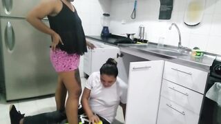 llamo al plomero para revisar la cañería y termina revisando mi coño peludo