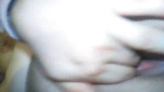 Latin babe se masturba en su cuarto