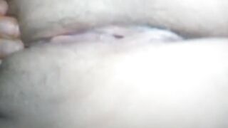 Latin babe se masturba en su cuarto