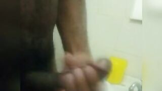 Cubanobeebo caliente en el baño