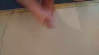 Una buena paja con juguete y una fuerte acabada antes de ir a trabajar