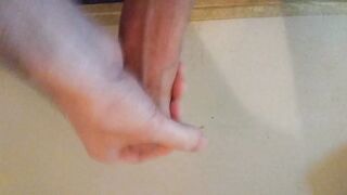 Una buena paja con juguete y una fuerte acabada antes de ir a trabajar