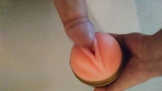 Una buena paja con juguete y una fuerte acabada antes de ir a trabajar