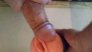 Una buena paja con juguete y una fuerte acabada antes de ir a trabajar