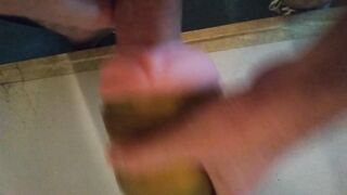 Una buena paja con juguete y una fuerte acabada antes de ir a trabajar