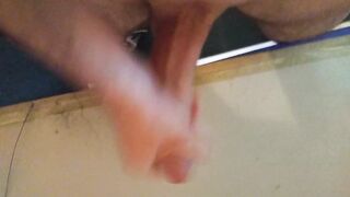 Una buena paja con juguete y una fuerte acabada antes de ir a trabajar