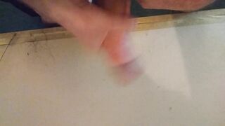 Una buena paja con juguete y una fuerte acabada antes de ir a trabajar