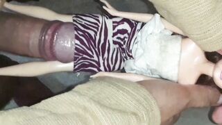 Ejercitando mi polla (por debajo de su falda)