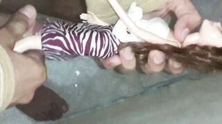 Ejercitando mi polla (por debajo de su falda)