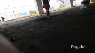 con tanga y falda transparente realizo yo sólita las compras en el super