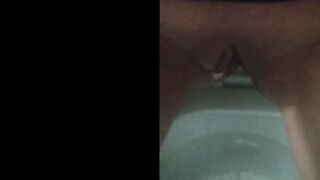 Madurita tetona meando en el baño de casa. Fetiche de la orina