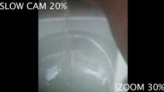 Madurita tetona meando en el baño de casa. Fetiche de la orina