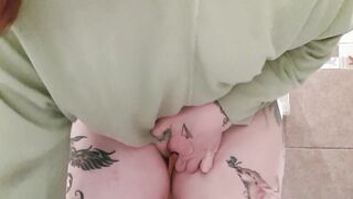 Vibrator pequeño y coño jugoso 1