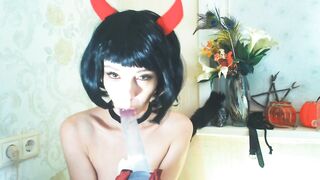 Горячая чертовка сосёт и скачет для тебя