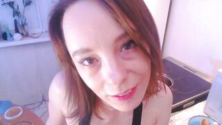 Горячая сучка готовит терияки и седлает член на кухне