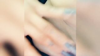 Disfrutando de mí con mis uñas largas