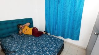 Me follo a la amiga de mi madrastra mientras le hace la visita - Porno en Español