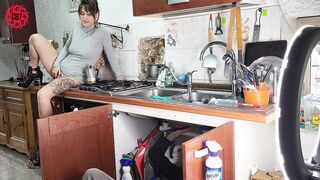 Ho lavato l'idraulico di squirt e lui mi ha sfondato la figa (cuckcold,roleplay)