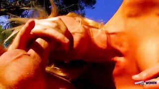 This babe didnt need much convincing to come with 'em and suck their large jocks